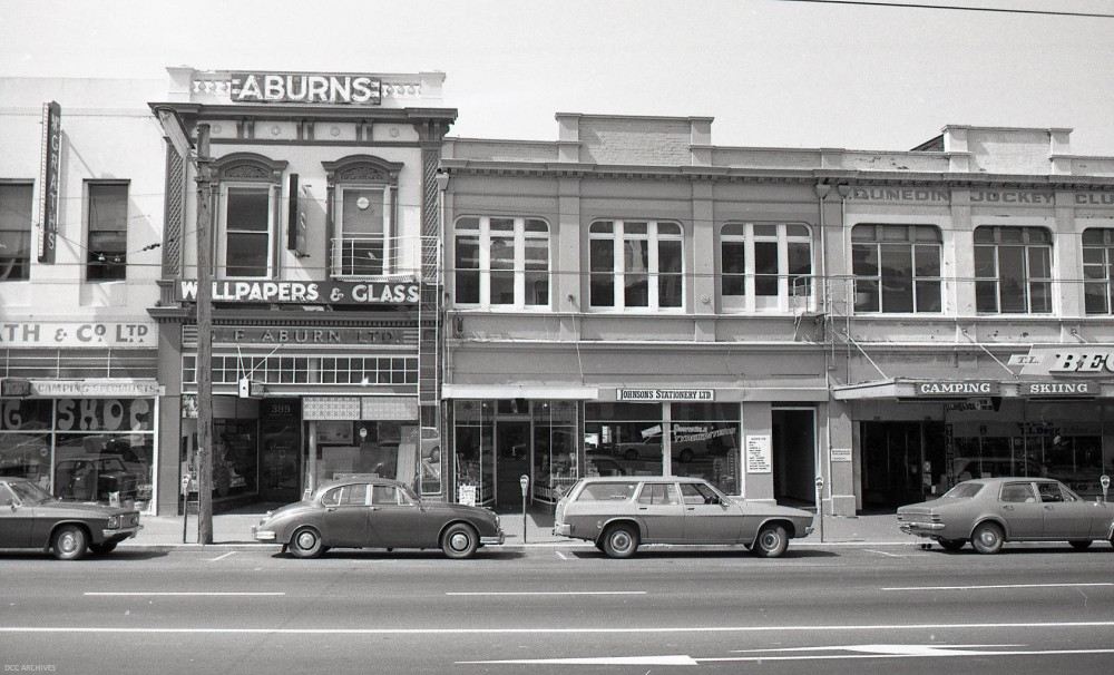 Aburns-paint-wallpaper-and-glass-store-389-Princes-Street-1978.jpg